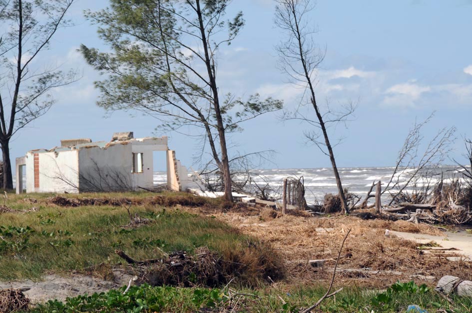 A Praia do Leste, em Iguape, sofre com erosão